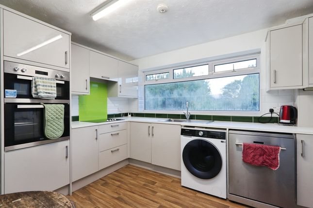 9, Rosegarth Avenue, Sheffield photo 3