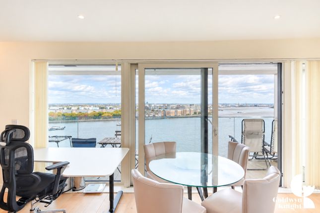 Flat 1305, Hampton Apartments, Duke Of Wellington Avenue, London photo 4