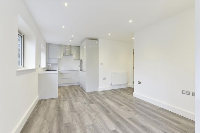 Flat 4 Lynwood Oaks, 50 London Road, Redhill photo 3