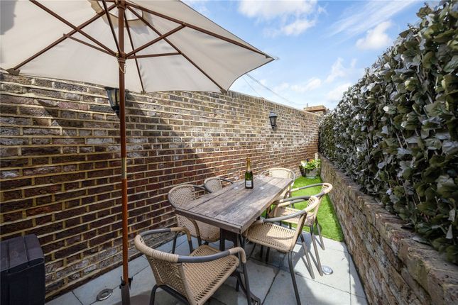 The Gate House, 22, Kew Foot Road, Surrey photo 4