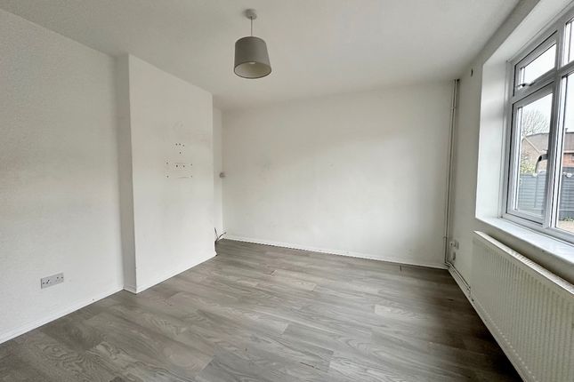 10 Wickford Drive, Romford photo 2