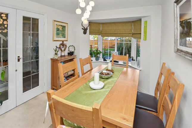 Siskin Close, Corby photo 3
