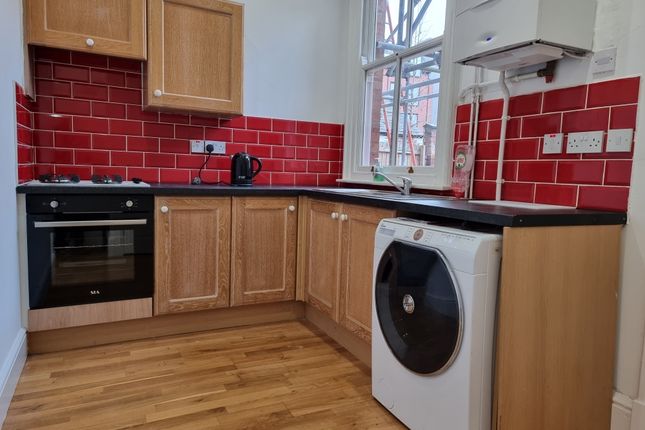 Thumbnail Flat to rent in West Walk, Leicester