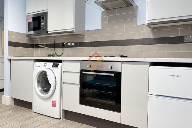 40, Derwent Avenue, Kingston Vale, London photo 5