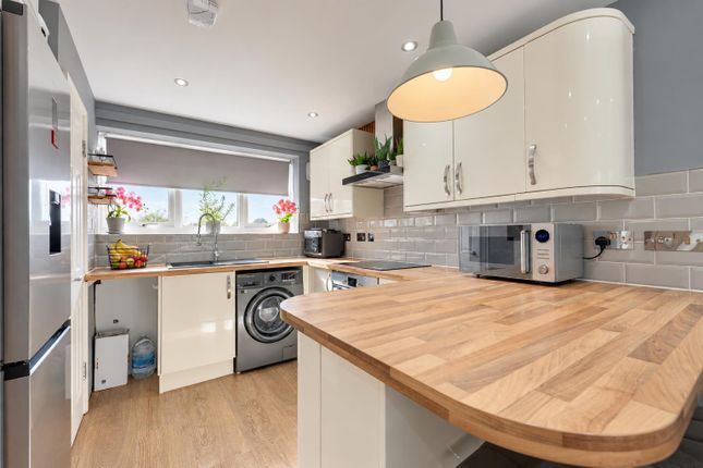 152, Falstones, Basildon photo 4