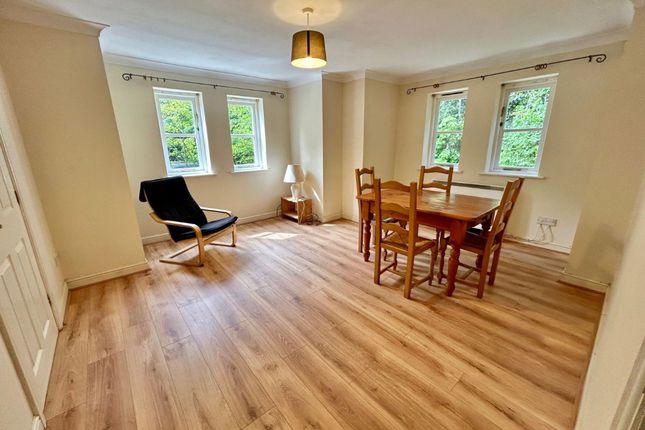 7 Pencarrow Close, Manchester photo 2