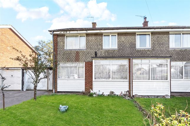 3, Farm Close, Chertsey photo 3