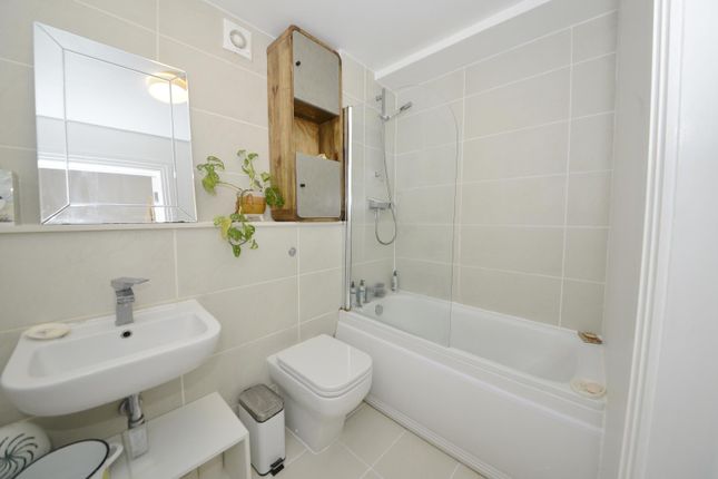 Flat 2 147, Uxbridge Road, Hampton Hill photo 4