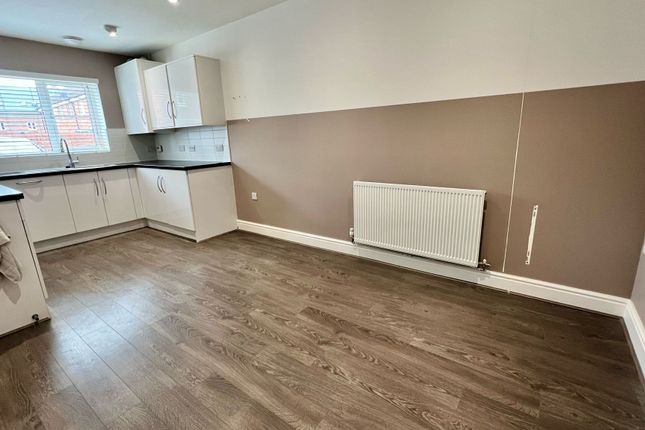 29, Neven Place, Gloucester photo 4