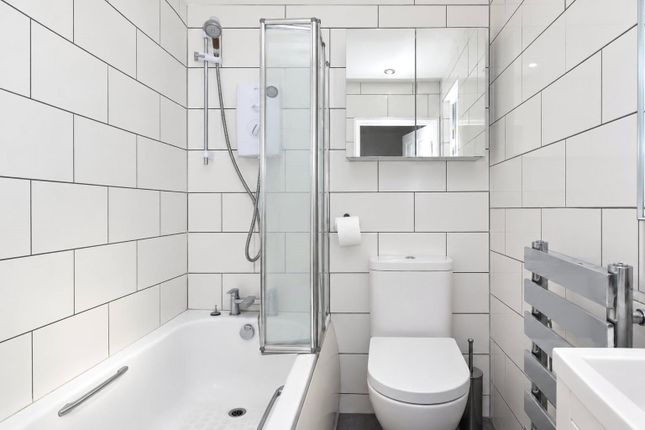 Flat 2, 19, Balfour Road, London photo 4