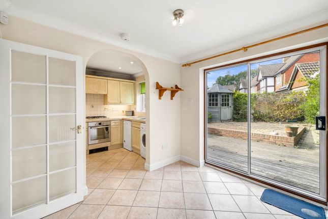 34, Lincolns Mead, Lingfield photo 4