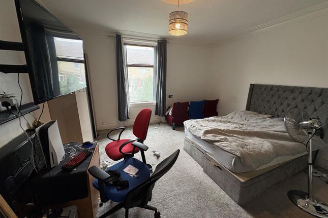 17, Sal Royd Road, Bradford photo 5