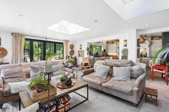 6, Drakes Close, Esher photo 4