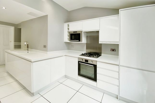 336, Parrs Wood Road, Manchester photo 4