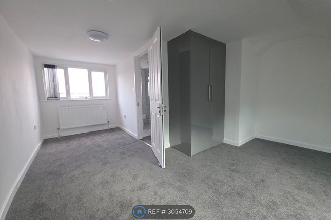 Fff  Adelaide Terrace, Great West Road, Brentford photo 3