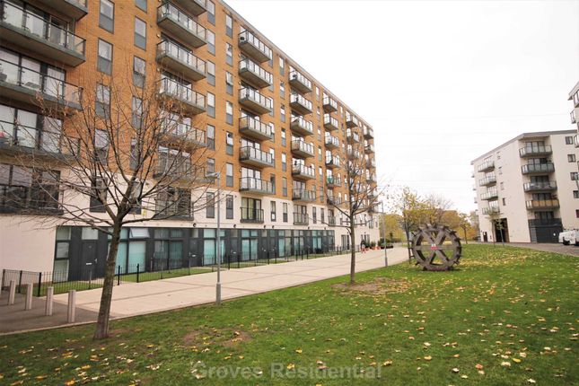Thumbnail Flat to rent in Durnsford Road, London