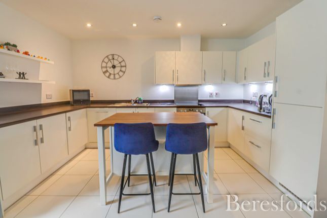 30a, Kensington Way, Brentwood photo 5