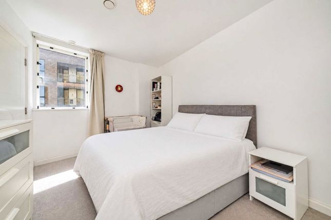 Flat 17, 7, Banister Road, London photo 4