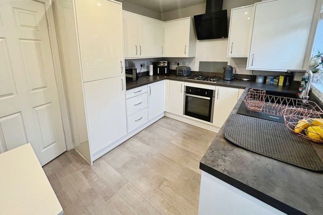 10, Hollow Meadow, Manchester photo 4