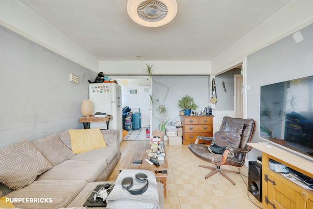 Flat 28/Warnford House, Tunworth Crescent, Putney photo 4