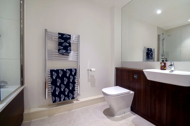 Flat for sale in Longfield Avenue, London