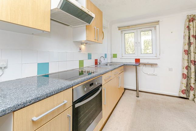 Flat 6,, Bourne Court, Caterham photo 4