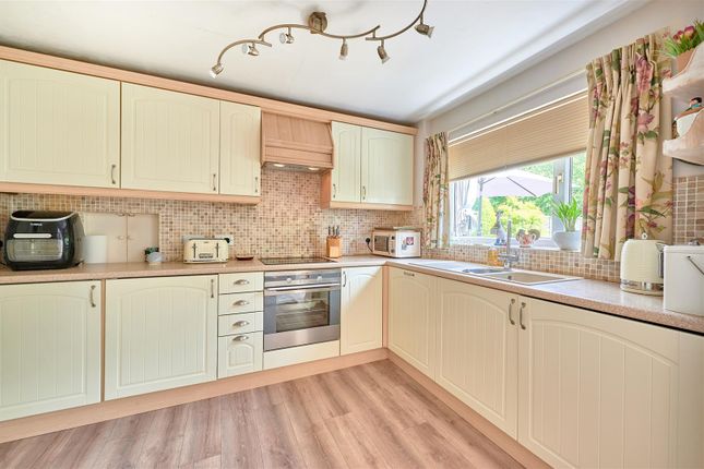54, Blythwood Gardens, Stansted photo 4