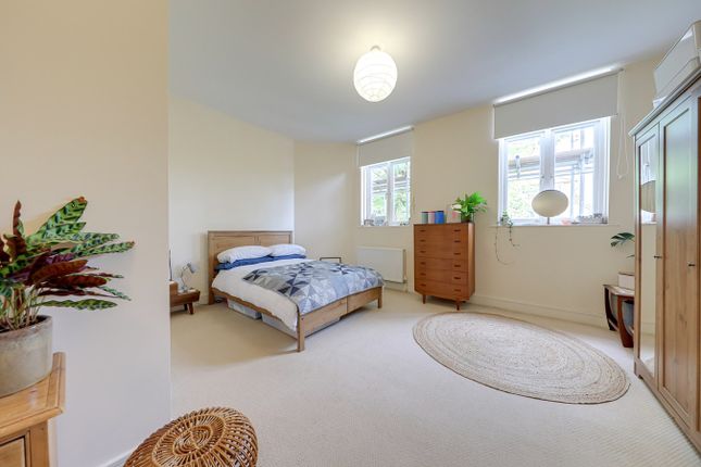 Flat for sale in Manor Mount, Forest Hill, London