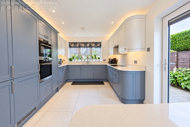 16 Catlin Gardens, Godstone photo 2