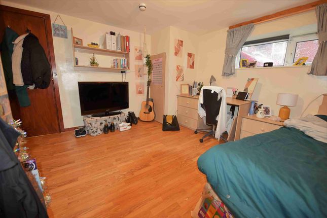 Terraced house to rent in Thornville Avenue, Hyde Park, Leeds
