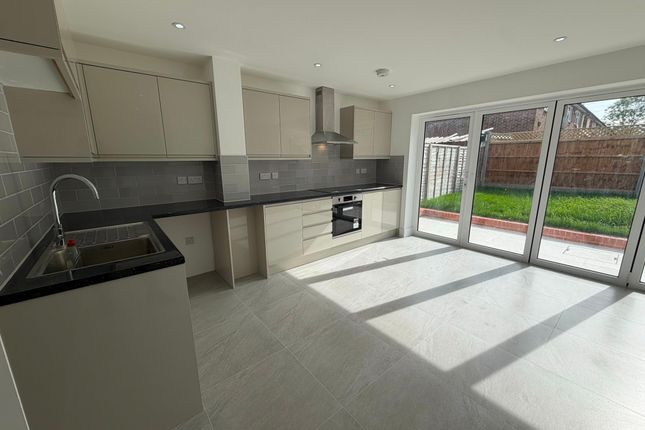 14A Wednesbury Gardens, Romford photo 4