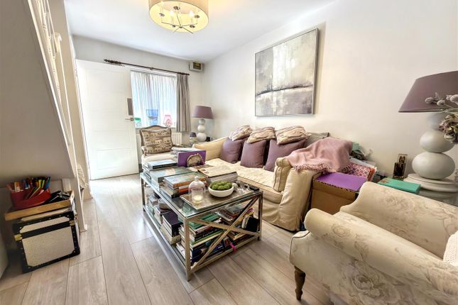 12, Magpie Close, London photo 2