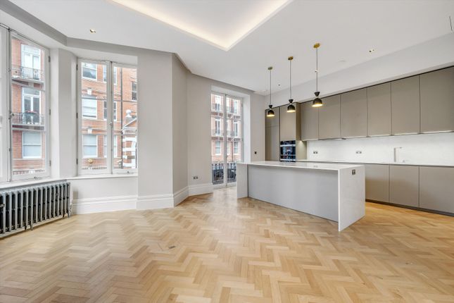 Thumbnail Flat to rent in Kensington Court, Kensington, London