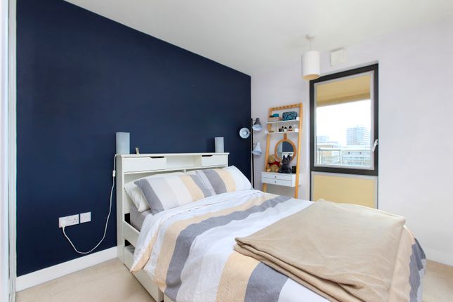 Flat for sale in Gwynne Road, Battersea, London