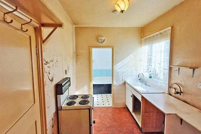 2 Greaves Cottages, Harbet Road, London photo 4