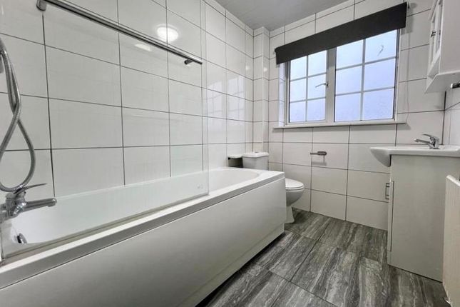 4, Southwark Close, Yateley photo 5