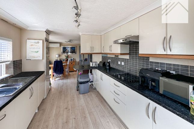 R1134, Kings Park, Canvey Island photo 3