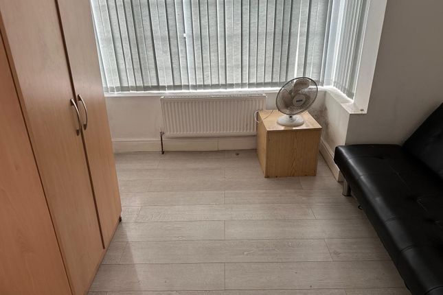 29 Bulstrode Avenue, London photo 4