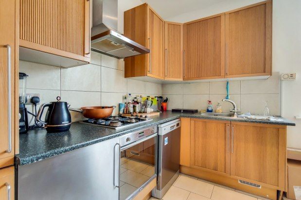 Flat to rent in Stanley Crescent, London