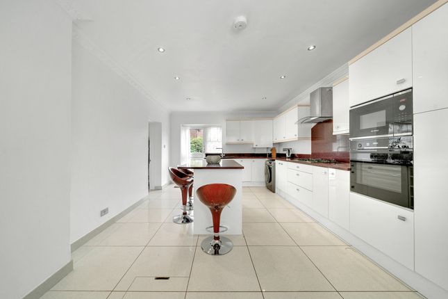 Town house to rent in Woodfarrs, London