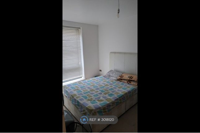 Flat, Crawford Court Charcot Road, London photo 2