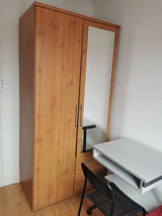 Room to rent in Park Road, London