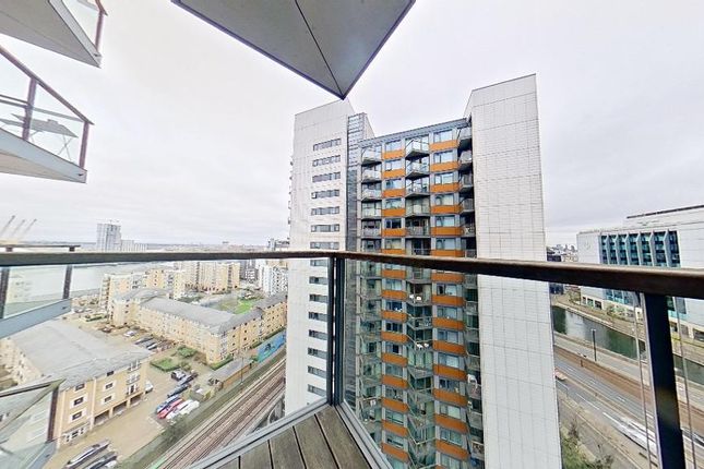 Flat to rent in Neutron Tower, 6 Blackwall Way, Canary Wharf, London
