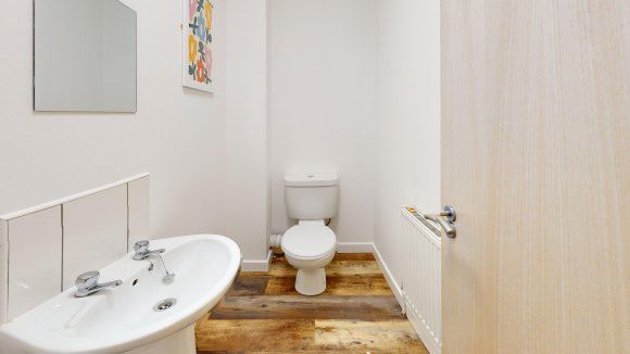 Flat-1-52-Braunstone-Gate-Bathroom 2