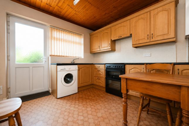 13 The Crescent, Bracebridge Heath, Lincolnshire photo 3