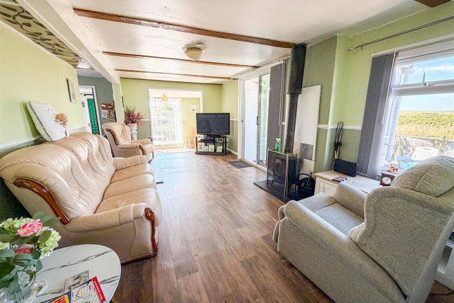 5, Bishops Gardens, Seawick, St. Osyth photo 4