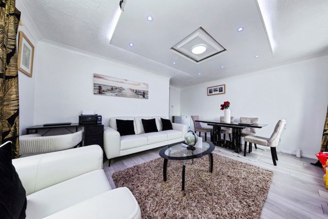 Readman Court, Jasmine Grove, London photo 3