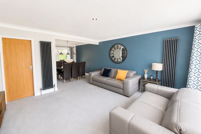 8, Crestville Close, Bradford photo 2