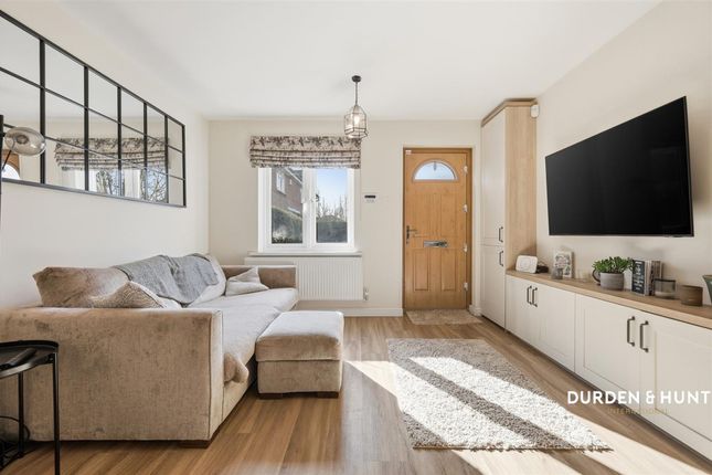 6 Maybury Close, Loughton photo 2