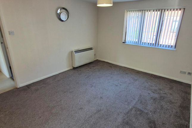 4 Fulmar Court, 12 Falcon Way, London photo 3